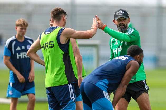 July 30, 2026, Soccer, FC Schalke 04 training session featuring Maximilian Wöber of FC Schalke 04; Coach Miron Muslic of FC Schalke 04 high-fives players at the FC Schalke 04 training facility in Gelsenkirchen, North Rhine-Westphalia, Germany xRHR PHOTO YYx Copyright: RHR-FOTOx RHR-FOTO YY