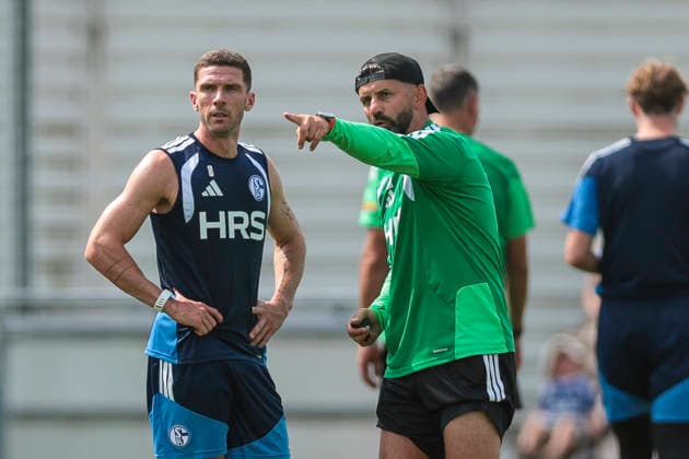July 30, 2026, Soccer, FC Schalke 04 training session featuring Robin Gosens; FC Schalke 04 receives instructions from coach Miron Muslic; Gelsenkirchen, FC Schalke 04 training facility, North Rhine-Westphalia, Germany; xRHR PHOTO YYx Copyright: RHR-FOTOx RHR-FOTO YY