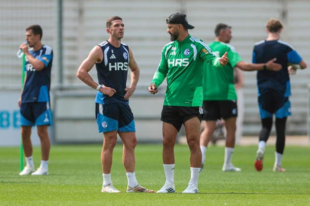 July 30, 2026, Soccer, FC Schalke 04 training session featuring Robin Gosens; FC Schalke 04 receives instructions from coach Miron Muslic; Gelsenkirchen, FC Schalke 04 training facility, North Rhine-Westphalia, Germany; xRHR PHOTO YYx Copyright: RHR-FOTOx RHR-FOTO YY