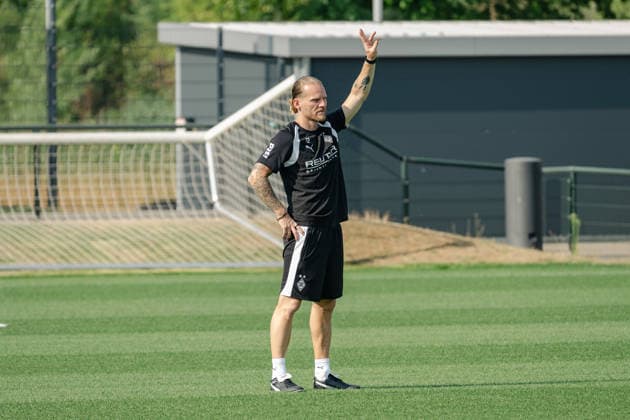 Eugen Polanski of Borussia Mönchengladbach, coach, greets U23 players. Public training session for Borussia Mönchengladbach at the training facility at ista Borussia Park, Bundesliga 1, soccer, 2026–2027 season, July 30, 2026: Borussia Mönchengladbach public training session, Bundesliga 1, 2026–2027 season, July 30, 2026, Mönchengladbach Copyright: xEibner-Pressefoto ThomasxHaeslerx EP_THR