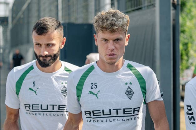 Robin Hack of Borussia Mönchengladbach, 25, and Franck Honorat of Borussia Mönchengladbach, 09, on their way to the training field. Public training session for Borussia Mönchengladbach at the ista Borussia Park training facility, Bundesliga 1, soccer, 2026–2027 season, July 30, 2026; Borussia Mönchengladbach open training session, Bundesliga 1, 2026–2027 season, July 30, 2026; Mönchengladbach Copyright: xEibner-Pressefoto ThomasxHaeslerx EP_THR