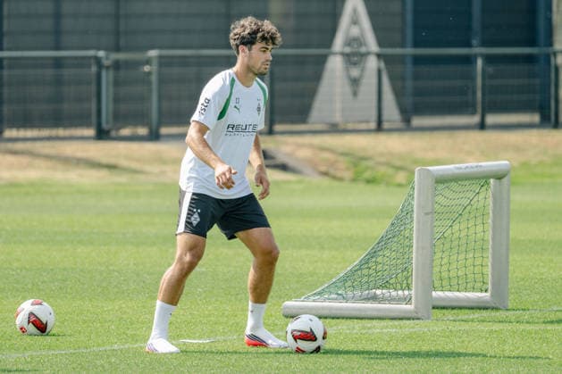 Giovanni Reyna, Borussia Mönchengladbach, No. 13, plays the ball during an open training session at Borussia Mönchengladbach s training facility at ista Borussia Park, Bundesliga 1, soccer, 2026–2027 season, July 30, 2026, Borussia Mönchengladbach open practice, Bundesliga 1, 2026–2027 season, July 30, 2026, Mönchengladbach Copyright: xEibner-Pressefoto ThomasxHaeslerx EP_THR