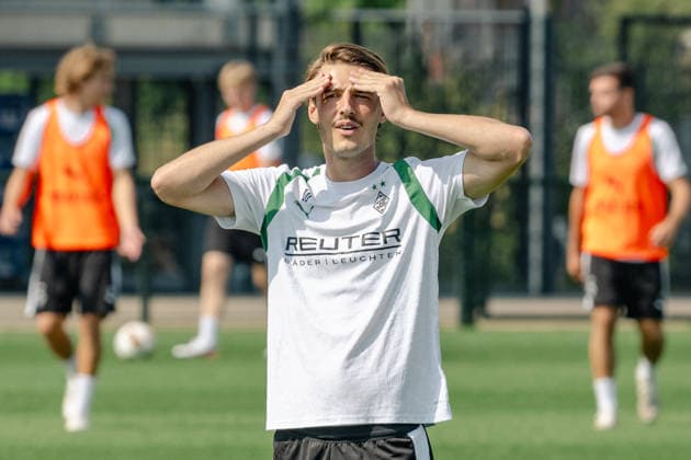 Florian Neuhaus, Borussia Mönchengladbach, No. 10, can t believe it. Borussia Mönchengladbach open practice at the training facility at ista Borussia Park, Bundesliga 1, soccer, 2026–2027 season, July 30, 2026, Borussia Mönchengladbach open practice, Bundesliga 1, 2026–2027 season, July 30, 2026, Mönchengladbach Copyright: xEibner-Pressefoto ThomasxHaeslerx EP_THR