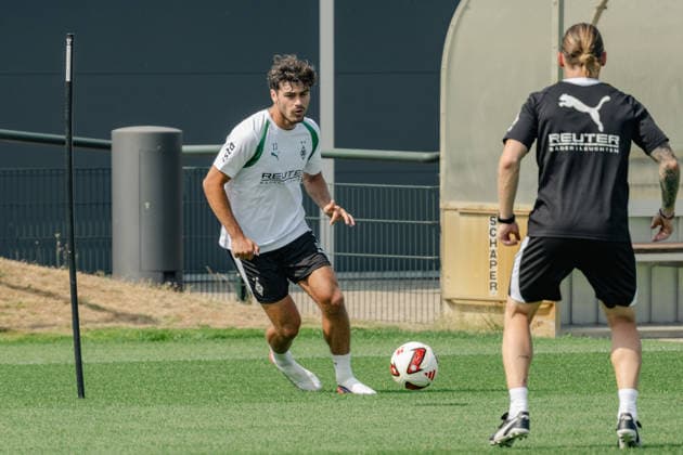 Giovanni Reyna of Borussia Mönchengladbach, No. 13, passes the ball to Eugen Polanski of Borussia Mönchengladbach, coach, during an open practice at Borussia Mönchengladbach’s training facility at Borussia Park, Bundesliga 1, soccer, 2026–2027 season, July 30, 2026, public training session for Borussia Mönchengladbach, Bundesliga 1, 2026–2027 season, July 30, 2026, Mönchengladbach Copyright: xEibner-Pressefoto ThomasxHaeslerx EP_THR