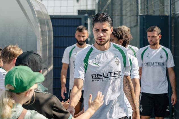 Kevin Diks of Borussia Mönchengladbach, No. 04, greets the waiting fans at a public training session for Borussia Mönchengladbach at the training facility at ista Borussia Park, Bundesliga 1, soccer, 2026–2027 season, July 30, 2026: Borussia Mönchengladbach open practice, Bundesliga 1, 2026–2027 season, July 30, 2026, Mönchengladbach Copyright: xEibner-Pressefoto ThomasxHaeslerx EP_THR