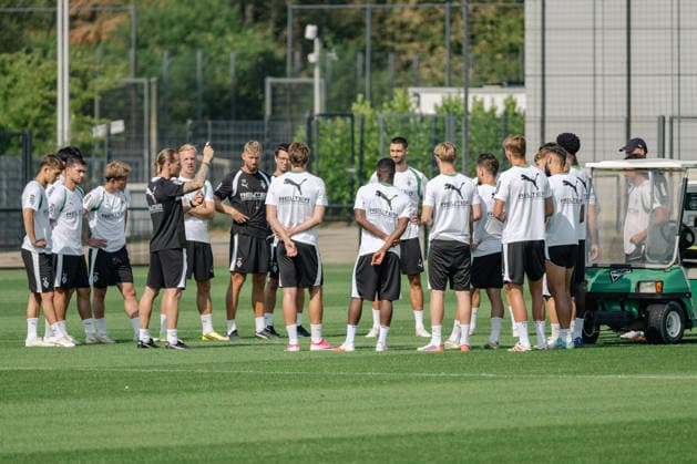 Eugen Polanski, Borussia Mönchengladbach coach, explains the training routine to the players. Public training session for Borussia Mönchengladbach at the ista Borussia Park training facility, Bundesliga 1, soccer, 2026–2027 season, July 30, 2026: Borussia Mönchengladbach public training session, Bundesliga 1, 2026–2027 season, July 30, 2026, Mönchengladbach Copyright: xEibner-Pressefoto ThomasxHaeslerx EP_THR