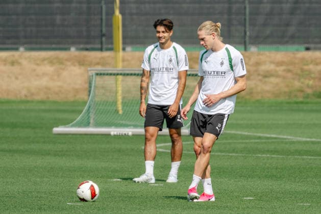 David Herold, Borussia Mönchengladbach, 20, during passing drills; behind him, Jens Castrop, Borussia Mönchengladbach, 17. Public training session for Borussia Mönchengladbach at the ista Borussia Park training facility, Bundesliga 1, soccer, 2026–2027 season, July 30, 2026, public training session for Borussia Mönchengladbach, Bundesliga 1, 2026–2027 season, July 30, 2026, Mönchengladbach Copyright: xEibner-Pressefoto ThomasxHaeslerx EP_THR