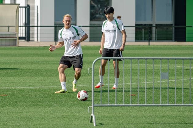 Isac Lidberg of Borussia Mönchengladbach (No. 03) plays the ball under the barrier while Jens Castrop of Borussia Mönchengladbach (No. 17) watches. Public training session for Borussia Mönchengladbach at the ista Borussia Park training facility, 1. Bundesliga, soccer, 2026–2027 season, July 30, 2026; public training session for Borussia Mönchengladbach, 1. Bundesliga, 2026–2027 season, July 30, 2026; Mönchengladbach Copyright: xEibner-Pressefoto ThomasxHaeslerx EP_THR