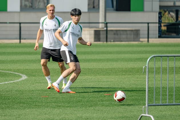 Jens Castrop of Borussia Mönchengladbach, No. 17, passed the ball. Behind him is Isac Lidberg of Borussia Mönchengladbach, 03 Public training session for Borussia Mönchengladbach at the training facility at ista Borussia Park, Bundesliga 1, soccer, 2026–2027 season, July 30, 2026, Borussia Mönchengladbach open practice, Bundesliga 1, 2026–2027 season, July 30, 2026, Mönchengladbach Copyright: xEibner-Pressefoto ThomasxHaeslerx EP_THR