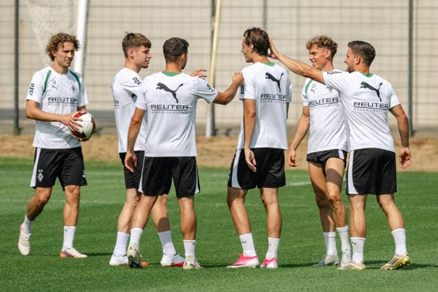 Florian Neuhaus (Borussia Mönchengladbach, 10) lost the ball while holding it up and is penalized by Robin Hack (Borussia Mönchengladbach, 25), Enzo Leopold (Borussia Mönchengladbach, 08), and Kevin Stoeger (Borussia Mönchengladbach, 07, Lukas Ullrich (Borussia Mönchengladbach, 26), and Hugo Bolin (Borussia Mönchengladbach, 38). Borussia Mönchengladbach’s open practice at the training facility at ista Borussia Park, Bundesliga 1, soccer, 2026–2027 season, July 30, 2026, public training session for Borussia Mönchengladbach, Bundesliga 1, 2026–2027 season, July 30, 2026, Mönchengladbach Copyright: xEibner-Pressefoto ThomasxHaeslerx EP_THR