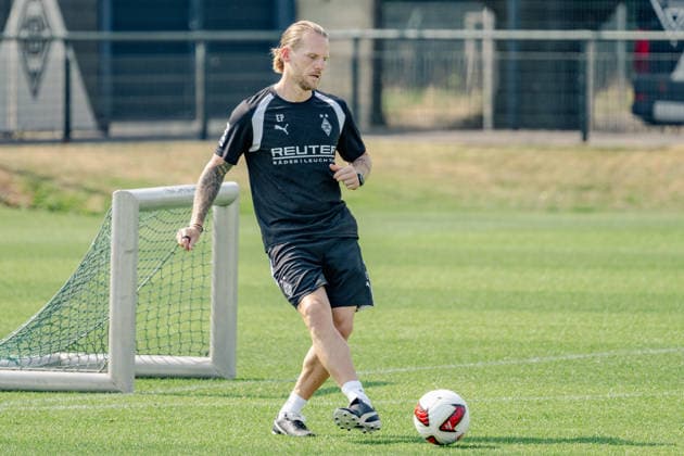 Eugen Polanski, Borussia Mönchengladbach coach, plays the ball. Borussia Mönchengladbach open practice at the ista Borussia Park training facility, Bundesliga 1, soccer, 2026–2027 season, July 30, 2026, Borussia Mönchengladbach public training session, Bundesliga 1, 2026–2027 season, July 30, 2026, Mönchengladbach Copyright: xEibner-Pressefoto ThomasxHaeslerx EP_THR