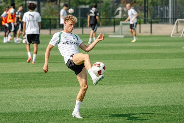 Robin Hack of Borussia Mönchengladbach, 25, juggling the ball. Public training session for Borussia Mönchengladbach at the ista Borussia Park training facility, Bundesliga 1, soccer, 2026–2027 season, July 30, 2026, Borussia Mönchengladbach public training session, Bundesliga 1, 2026–2027 season, July 30, 2026, Mönchengladbach Copyright: xEibner-Pressefoto ThomasxHaeslerx EP_THR