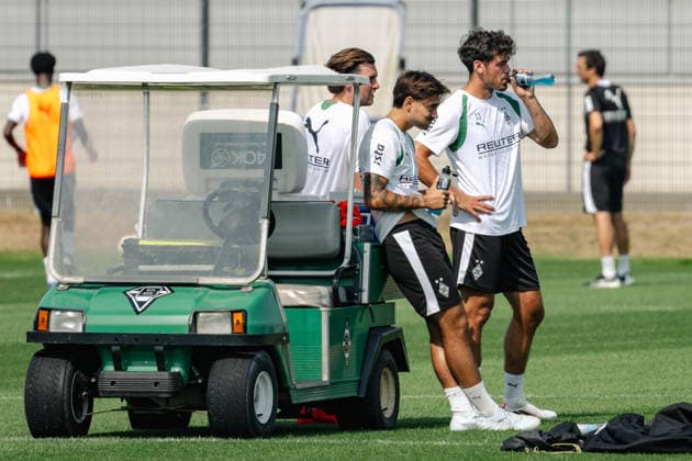 Joe Scally of Borussia Mönchengladbach, 29, Giovanni Reyna of Borussia Mönchengladbach, 13, and Jens Castrop of Borussia Mönchengladbach, 17, during a water break at a public training session for Borussia Mönchengladbach at the ista Borussia Park training facility, Bundesliga 1, soccer, 2026–2027 season, July 30, 2026; Borussia Mönchengladbach public training session, Bundesliga 1, 2026–2027 season, July 30, 2026; Mönchengladbach Copyright: xEibner-Pressefoto ThomasxHaeslerx EP_THR