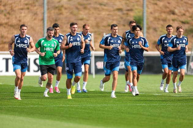 July 30, 2026, Soccer, FC Schalke 04 training session: from left, Robin Gosens (FC Schalke 04), rehabilitation coach Marc Thum (FC Schalke 04), Mertcan Ayhan (FC Schalke 04), Maximilian Wöber (FC Schalke 04), Timo Becker (FC Schalke 04), Ron Schallenberg (FC Schalke 04), Satoshi Tanaka (FC Schalke 04), Dejan Ljubicic (FC Schalke 04), Finn Porath (FC Schalke 04), Gelsenkirchen, FC Schalke 04 training grounds, North Rhine-Westphalia, Germany, xRHR, PHOTO YYx Copyright: RHR-FOTOx RHR-FOTO YY