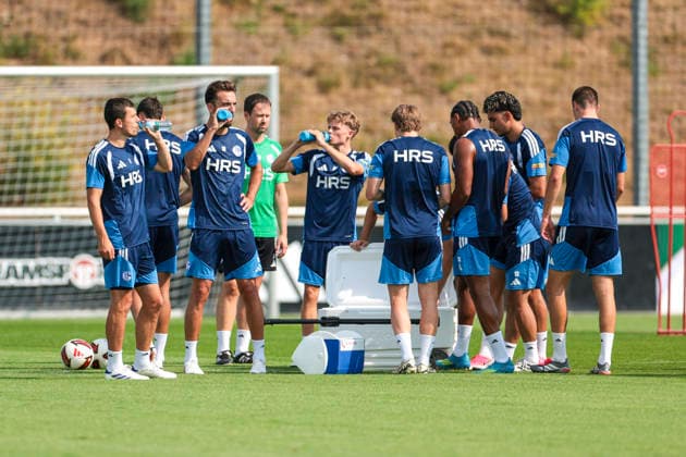 July 30, 2026, Soccer, FC Schalke 04 practice. Water break for the S04 players. Gelsenkirchen, FC Schalke 04 training facility, North Rhine-Westphalia, Germany xRHR PHOTO YYx Copyright: RHR-FOTOx RHR-FOTO YY