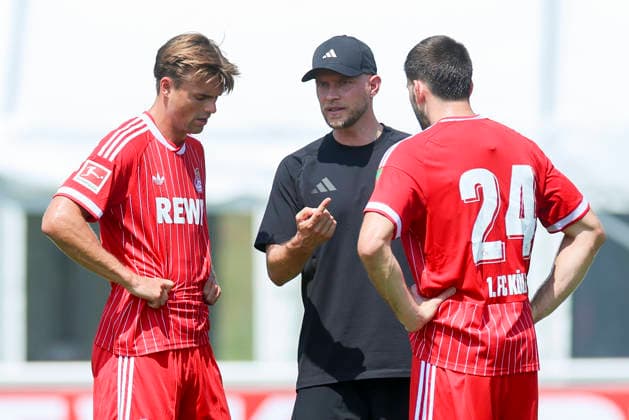 Joel Pascal Schmied of 1. FC Köln, coach Rene Wagner of 1. FC Köln, and Luka Lochoshvili of 1. FC Köln are talking; friendly match, 1. FC Köln vs. Hertha BSC Berlin, Koasa Stadium on July 31, 2026, in St. Johann in Tirol, Austria. Photo by Marco Steinbrenner, DeFodi Images. Joel Pascal Schmied of 1. FC Köln, coach Rene Wagner of 1. FC Köln, and Luka Lochoshvili of 1. FC Köln are talking together, Friendly match, 1 FC Köln vs. Hertha BSC Berlin, Koasa Stadium, July 31, 2026, in St. Johann in Tirol, Austria. Photo by Marco Steinbrenner, DeFodi Images