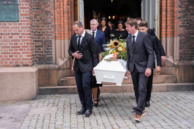 Funeral for rower Olaf Tufte, Horten, July 31, 2026: Slovenian rower Iztok Caop, South African rower Ramon di Clemente, Olaf Tufte’s son Herman Tufte, Hilde Tufte, Czech rower Ondrej Synek, New Zealand rower and politician Mahà Drysdale carry the coffin of Olaf Karl Tufte during the funeral at Horten Church on Friday. Photo: Terje Bendiksby, NTB POOL, Horten, Norway. EDITORIAL USE ONLY. RESTRICTED USE FOR BETTING COMPANIES. Copyright: xTerjexBendiksbyx xNTBx