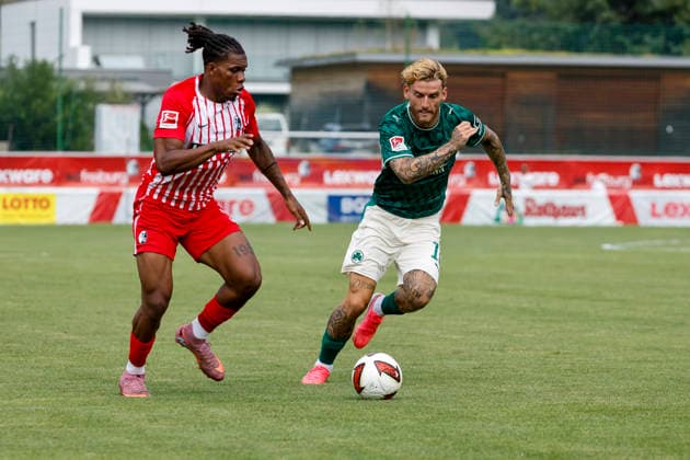 Cyriaque Irie of SC Freiburg, No. 22, and Ole Pohlmann of SpVgg Greuther Fürth, No. 10, in a footrace; Austria, soccer, friendly match, 2026–2027, vs., July 31, 2026, Schruns Soccer Field, Austria Copyright: xGrantxHubbsx