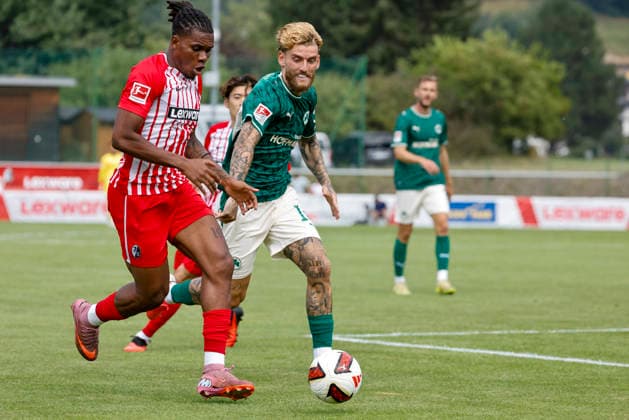 Cyriaque Irie of SC Freiburg, No. 22, and Ole Pohlmann of SpVgg Greuther Fürth, No. 10, in a footrace; Austria, soccer, friendly match, 2026–2027, vs., July 31, 2026, Schruns Soccer Field, Austria Copyright: xGrantxHubbsx