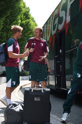 July 31, 2026, GER, Soccer, Men s, FC Augsburg, Bundesliga 1, 2026–2027 season, training camp, Achensee, arrival, Posthotel FC Augsburg has arrived at the team hotel for its training camp in Achenkirch. Hennes Behrens (left) and Tim Breithaupt get off the bus in Achenkirch