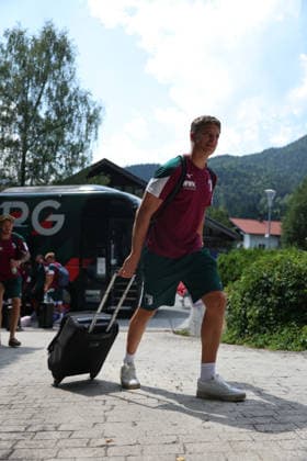 July 31, 2026, GER, Soccer, Men s, FC Augsburg, Bundesliga 1, 2026–2027 season, training camp, Achensee, arrival, Posthotel FC Augsburg has arrived at the team hotel for its training camp in Achenkirch. Finn Dahmen walks toward the entrance in Achenkirch carrying his suitcase.