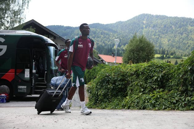 July 31, 2026, GER, Soccer, Men s, FC Augsburg, Bundesliga 1, 2026–2027 season, training camp, Achensee, arrival, Posthotel FC Augsburg has arrived at the team hotel for its training camp in Achenkirch. Uchenna Ugundu walks toward the entrance in Achenkirch carrying his suitcase.