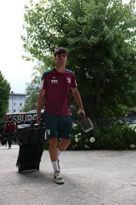 July 31, 2026, GER, Soccer, Men s, FC Augsburg, 1st Bundesliga, 2026–2027 season, training camp, Achensee, arrival, Posthotel FC Augsburg has arrived at the team hotel for its training camp in Achenkirch. Rodrigo Ribeiro walks toward the entrance in Achenkirch carrying his suitcase.