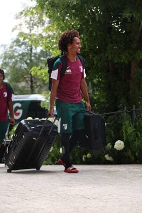 July 31, 2026, GER, Soccer, Men s, FC Augsburg, Bundesliga 1, 2026–2027 season, training camp, Achensee, arrival, Posthotel FC Augsburg has arrived at the team hotel for its training camp in Achenkirch. Han Noah Massengo walks toward the entrance in Achenkirch carrying a suitcase.