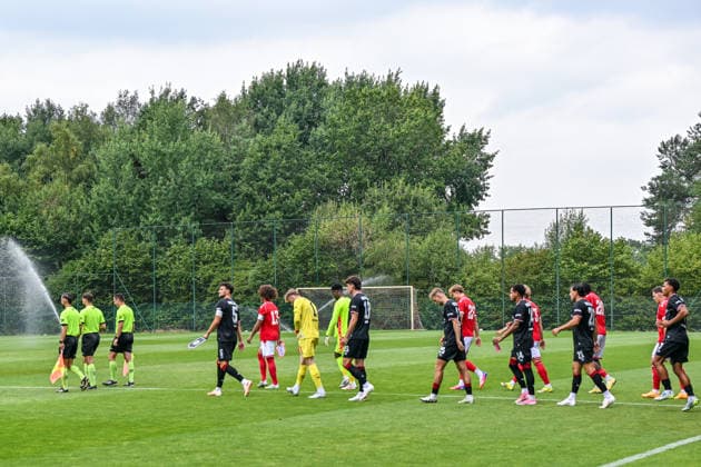 260731 Standard de Liege vs Arminia Bielefeld Players enter the pitch before a friendly soccer game in the preparations ahead of the Jupiler Pro League season 2026 - 2027 between Standard de Liege and Arminia Bielefeld from Germany on July 31 , 2026 in Liege, Belgium. (Photo by Stijn Audooren Isosport) Liege SL16 Football Campus Liege Belgium  Copyright: xIsosportxStijnxAudoorenx