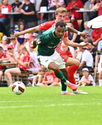 July 31, 2026 Soccer Season 2026–2027 Exhibition Match Friendly Match Preseason Match SC Freiburg vs. SpVgg Greuther Fürth Kleeblatt Sports Photo by Zink xwoxzix; regulations prohibit any use of photographs as image sequences and or quasi-video; for editorial use only. Sacha Banse Bansé 6, SpVgg Greuther Fürth ahead of Patrick Osterhage 6, SC Freiburg
