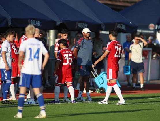 Soccer, Men s, Bundesliga, 2026–2027 Season, FC Rottach Egern vs. FC Bayern Munich, Friendly Match, Training Camp, Rottach Egern, Vincent Kompany, FC Bayern Munich Coach, with the team on the sidelines