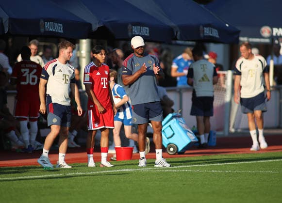 Soccer, Men s, Bundesliga, 2026–2027 Season, FC Rottach Egern vs. FC Bayern Munich, Friendly Match, Training Camp, Rottach Egern: Nuraj Skender (FC Bayern Munich, left) with Vincent Kompany (FC Bayern Munich coach, right), standing on the sideline before his substitution, giving final instructions