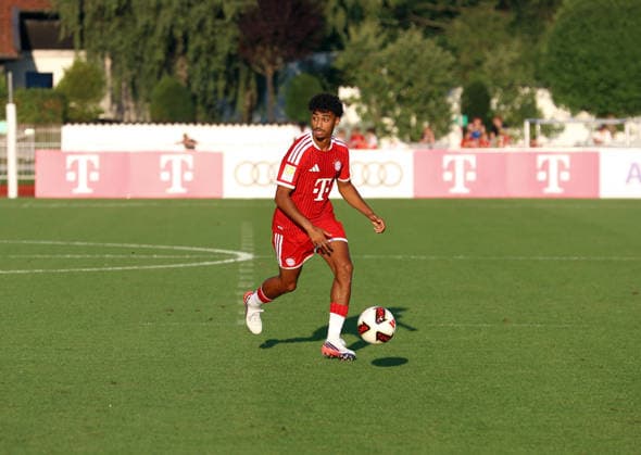 Soccer, Men s, Bundesliga, 2026–2027 Season, FC Rottach Egern vs. FC Bayern Munich, Friendly Match, Training Camp, Rottach Egern: Nathaniel Brown of FC Bayern Munich running with the ball