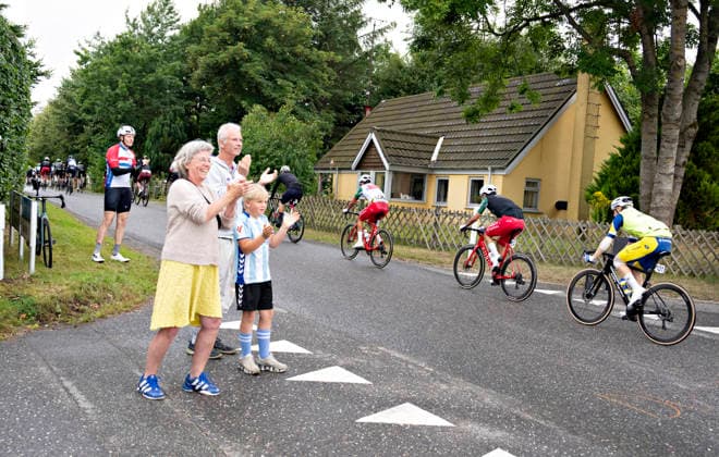 PostNord Denmark Tour Stage 3: The peloton passes cycling fans at Ravning during stage 3 of the PostNord Denmark Tour on Friday, July 31, 2026. The stage is 202.9 kilometers long and runs from Fredericia to Vejle, Vejle, Denmark.  Copyright: HenningxBagger HenningxBaggerx spdk20260731-155251-L