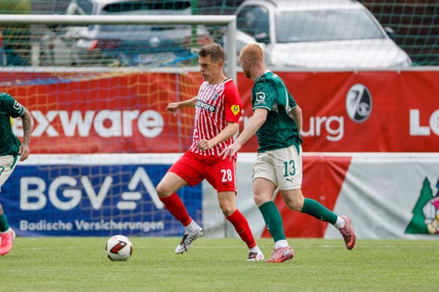 Matthias Ginter of SC Freiburg, 28, and Paul Will of SpVgg Greuther Fürth, 13, in a footrace, Austria, soccer, friendly match, 2026–2027, vs., July 31, 2026, Schruns Soccer Field, Austria Copyright: xGrantxHubbsx