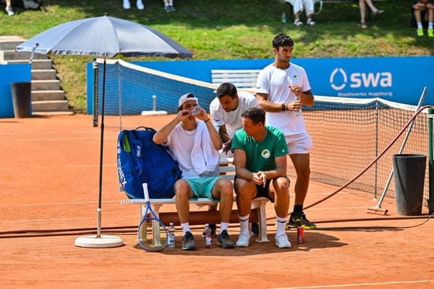 Men s Tennis 1st Bundesliga: TC Augsburg Siebentisch vs. TK GW Mannheim, July 31, 2026, AUGSBURG, GERMANY, JULY 31. Pictured: Niels McDONALD of TC GW Mannheim talking with his coach during the Men’s 1st Bundesliga match between TC Augsburg and TK GW Mannheim on Matchday 6. Copyright: xBEAUTIFULxSPORTS Goldbergx