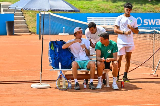Men s Tennis 1st Bundesliga: TC Augsburg Siebentisch vs. TK GW Mannheim, July 31, 2026, AUGSBURG, GERMANY, JULY 31. Pictured: Niels McDONALD of TC GW Mannheim talking with his coach during the Men’s 1st Bundesliga match between TC Augsburg and TK GW Mannheim on Matchday 6. Copyright: xBEAUTIFULxSPORTS Goldbergx