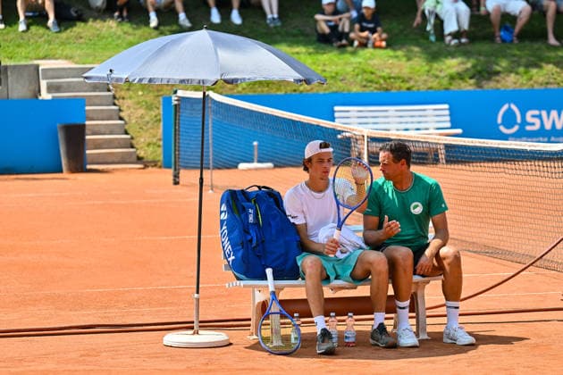 Men s Tennis 1st Bundesliga: TC Augsburg Siebentisch vs. TK GW Mannheim, July 31, 2026, AUGSBURG, GERMANY, JULY 31. Pictured: Niels McDONALD of TC GW Mannheim talking with his coach during the Men’s 1st Bundesliga match between TC Augsburg and TK GW Mannheim on Matchday 6. Copyright: xBEAUTIFULxSPORTS Goldbergx
