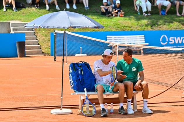 Men s Tennis 1st Bundesliga: TC Augsburg Siebentisch vs. TK GW Mannheim, July 31, 2026, AUGSBURG, GERMANY, JULY 31. Pictured: Niels McDONALD of TC GW Mannheim talking with his coach during the Men’s 1st Bundesliga match between TC Augsburg and TK GW Mannheim on Matchday 6. Copyright: xBEAUTIFULxSPORTS Goldbergx