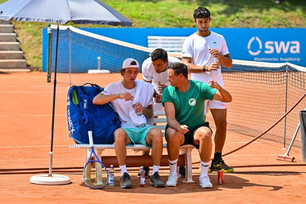 Men s Tennis 1st Bundesliga: TC Augsburg Siebentisch vs. TK GW Mannheim, July 31, 2026, AUGSBURG, GERMANY, JULY 31. Pictured: Niels McDONALD of TC GW Mannheim talking with his coach during the Men’s 1st Bundesliga match between TC Augsburg and TK GW Mannheim on Matchday 6. Copyright: xBEAUTIFULxSPORTS Goldbergx