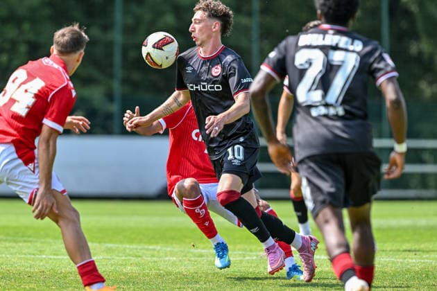 260731 Standard de Liege vs Arminia Bielefeld Jannik Rochelt (10) of Arminia Bielefeld during a friendly soccer game in the preparations ahead of the Jupiler Pro League season 2026 - 2027 between Standard de Liege and Arminia Bielefeld from Germany on July 31 , 2026 in Liege, Belgium. (Photo by Stijn Audooren Isosport) Liege SL16 Football Campus Liege Belgium  Copyright: xIsosportxStijnxAudoorenx