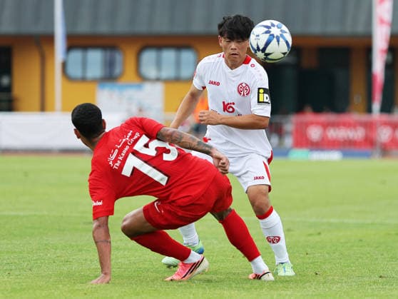 SOCCER - Mainz vs Al-Ahli, test match KUFSTEIN,AUSTRIA,31.JUL.26 - SOCCER - 1. DFL, 1. Deutsche Bundesliga, UAE Pro League, 1. FSV Mainz 05 vs Shabab Al-Ahli, test match. Image shows Mateus Henrique Silva (Shabab Al-Ahli) and Kaishu Sano (Mainz).  GEPAxpictures xThomasxBachun