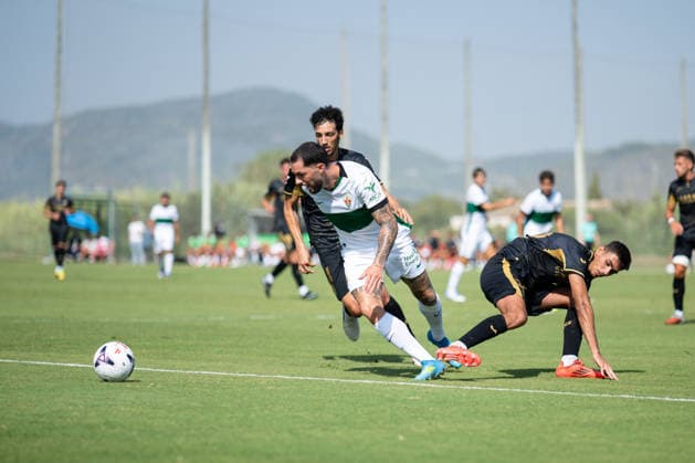 Tete Morente of Elche and Alex Lopez of Córdoba during a preseason friendly match between Elche CF and Córdoba CF played in Oliva, Valencia, on July 31, 2026, in Spain (Oliva, Valencia, Spain) Copyright: xVicentexVidalx xAgenciaxLOFx
