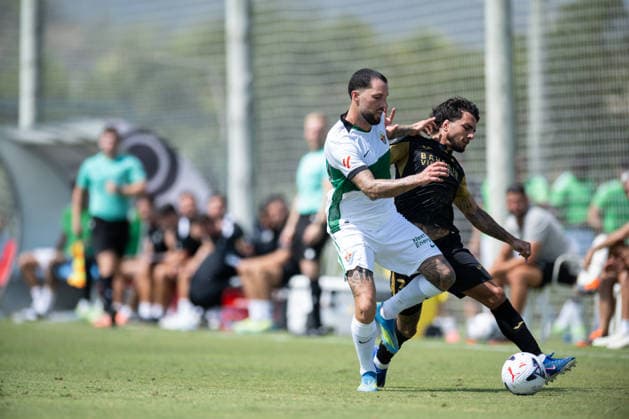 Tete Morente of Elche and Tasende of Córdoba during a preseason friendly match between Elche CF and Córdoba CF played in Oliva, Valencia, on July 31, 2026, in Spain (Oliva, Valencia, Spain) Copyright: xVicentexVidalx xAgenciaxLOFx