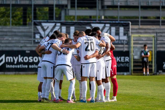 Players from SV Sandhausen (SVS) rally together in a team huddle before kickoff: huddle, team huddle, concentration, camaraderie, pep talk, motivation, July 31, 2026, Sandhausen, Germany, soccer, bfv Association Cup, 3rd round, SV Sandhausen vs. TSG 1862 09 Weinheim xozx