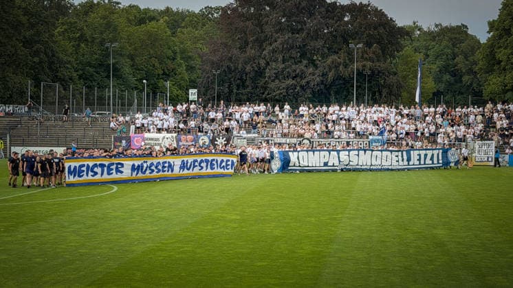 Soccer, Men s, 2026–2027 Season, Northeast Regional League, Matchday 2, SV Babelsberg 03 vs. FC Carl Zeiss Jena, Friday, July 31, 2026, Karl Liebknecht Stadium. Pictured: Fans of SV Babelsberg 03 and FC Carl Zeiss Jena send a clear message on the field at Karl Liebknecht Stadium before the game in support of promotion reform: Champions must be promoted—Compass Model now! Brandenburg, Germany