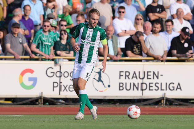 Cimo Röcker, SV Werder Bremen II, No. 5 with the ball, isolated shot, single frame, full-body, action, game scene, July 31, 2026, Bremen, Germany, soccer, Regionalliga Nord, SV Werder Bremen II vs. VfB Oldenburg xobx