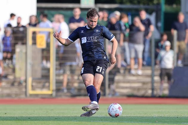 Nick Otto, VfB Oldenburg, 21 with the ball, isolated shot, single frame, full body, action, game scene, July 31, 2026, Bremen, Germany, soccer, Regionalliga Nord, SV Werder Bremen II vs. VfB Oldenburg xobx