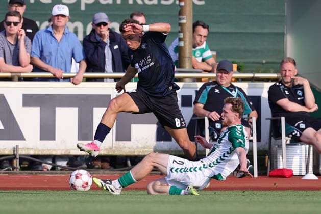 From left: Rafael Brand (VfB Oldenburg), 8, and Johann Wegner (SV Werder Bremen II), 2, in a tackle; duel; dynamic; action; game scene; July 31, 2026, Bremen, Germany, soccer, Regionalliga Nord, SV Werder Bremen II vs. VfB Oldenburg xobx