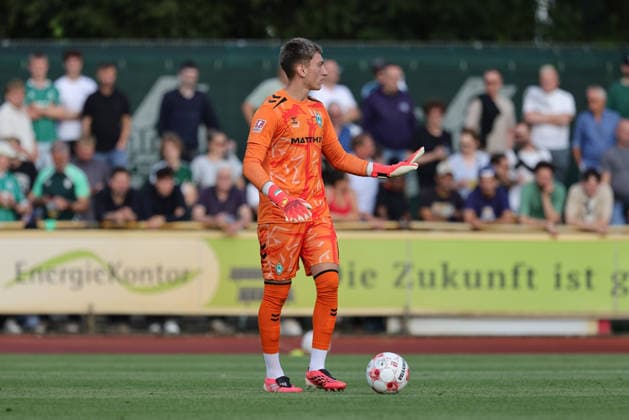 Stefan Smarkalev, goalkeeper, SV Werder Bremen II, gesturing with his arms, on the ball, free kick, single frame, full body, action, game scene, July 31, 2026, Bremen, Germany, soccer, Regionalliga Nord, SV Werder Bremen II vs. VfB Oldenburg xobx